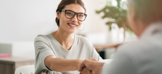 Un responsable d'entreprise rencontre une chargée de recrutement